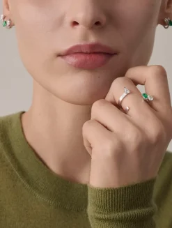 Right Serti Sur Vide White Gold Earring With Emerald And Diamonds